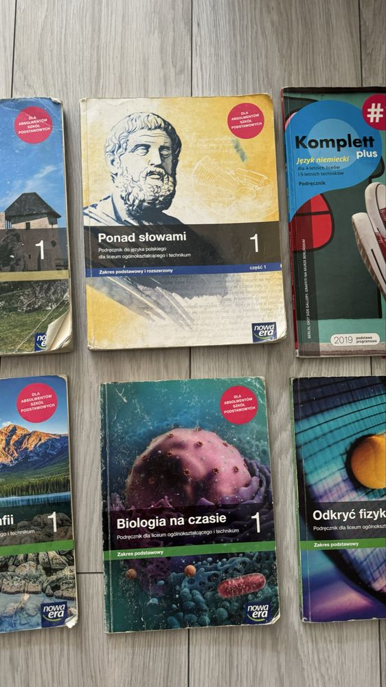 Książki podreczniki do 1 klasy liceum technikum biologia fizyka itp.