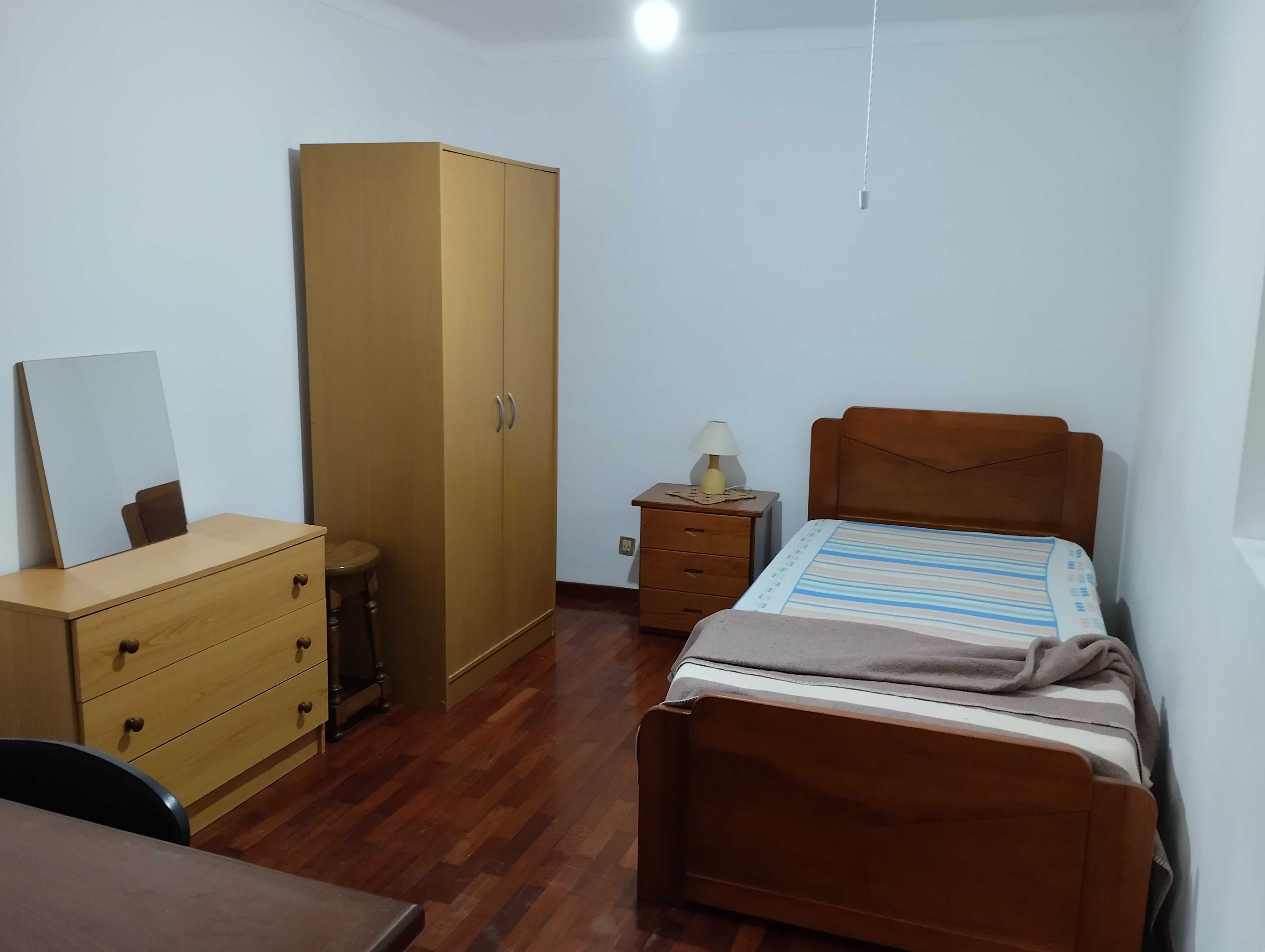Quartos meninas a 200m da Escola Enfermagem e Tecnologias da Saúde