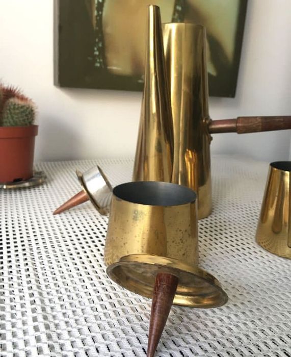 Serviço de café em latão e madeira