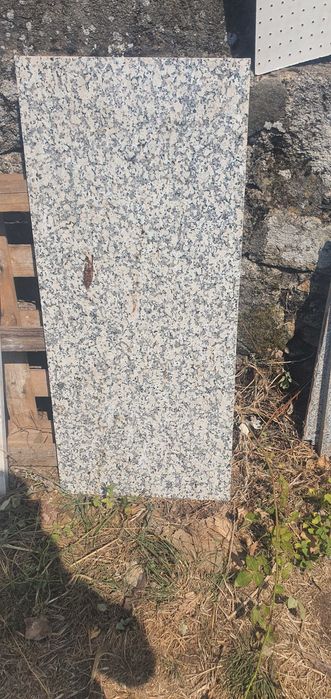 balcões em marmore e peças em granito para remates de balcões usados