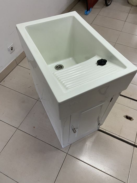 Tanque  pequeno lavar roupa em fibra com armário