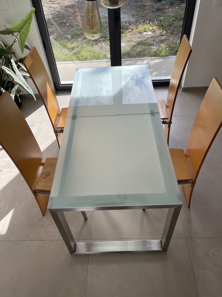 Mesa jantar em inox e vidro com 4 cadeiras