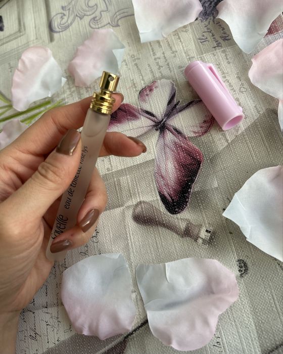Płatki róż z różaną perfumetką