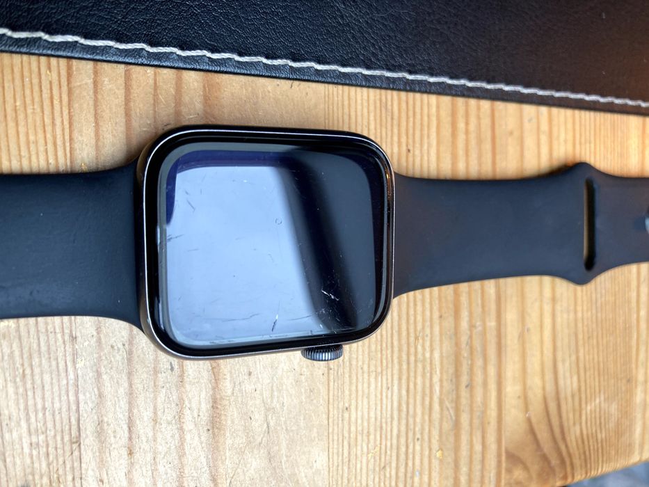 Apple Watch Series 5 – sprawny, uszkodzony mikrofon