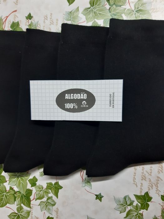 12 pares de meias pretas e cores sortidas.