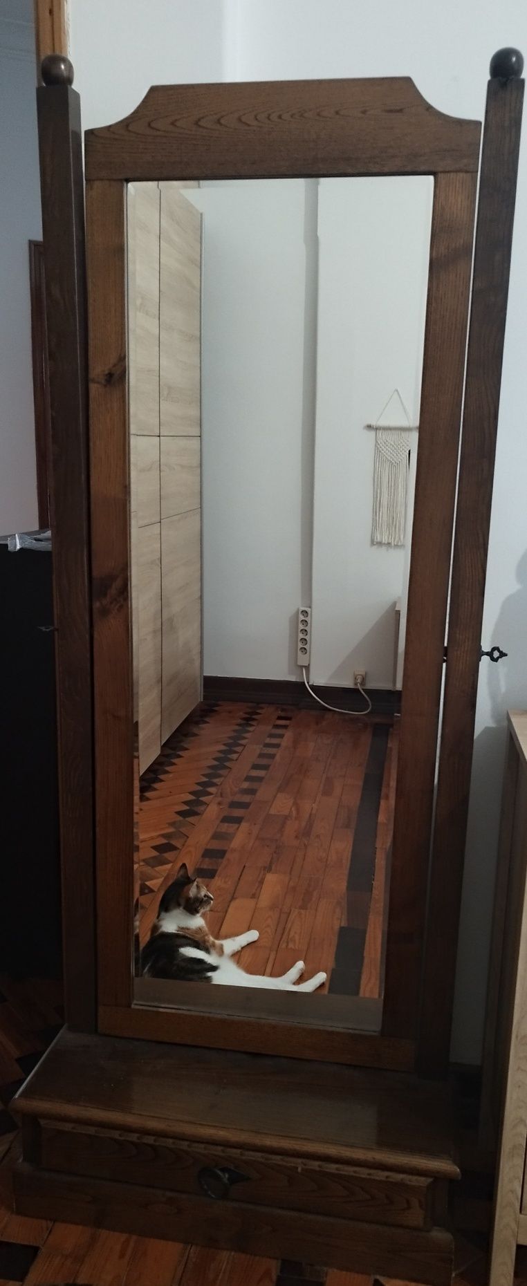 Espelho basculante com gaveta