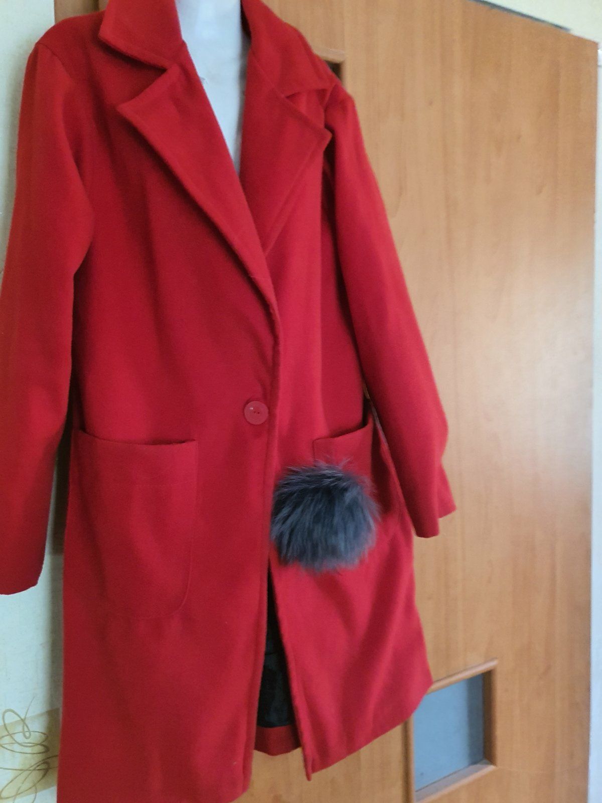 Пальто красное демосез.