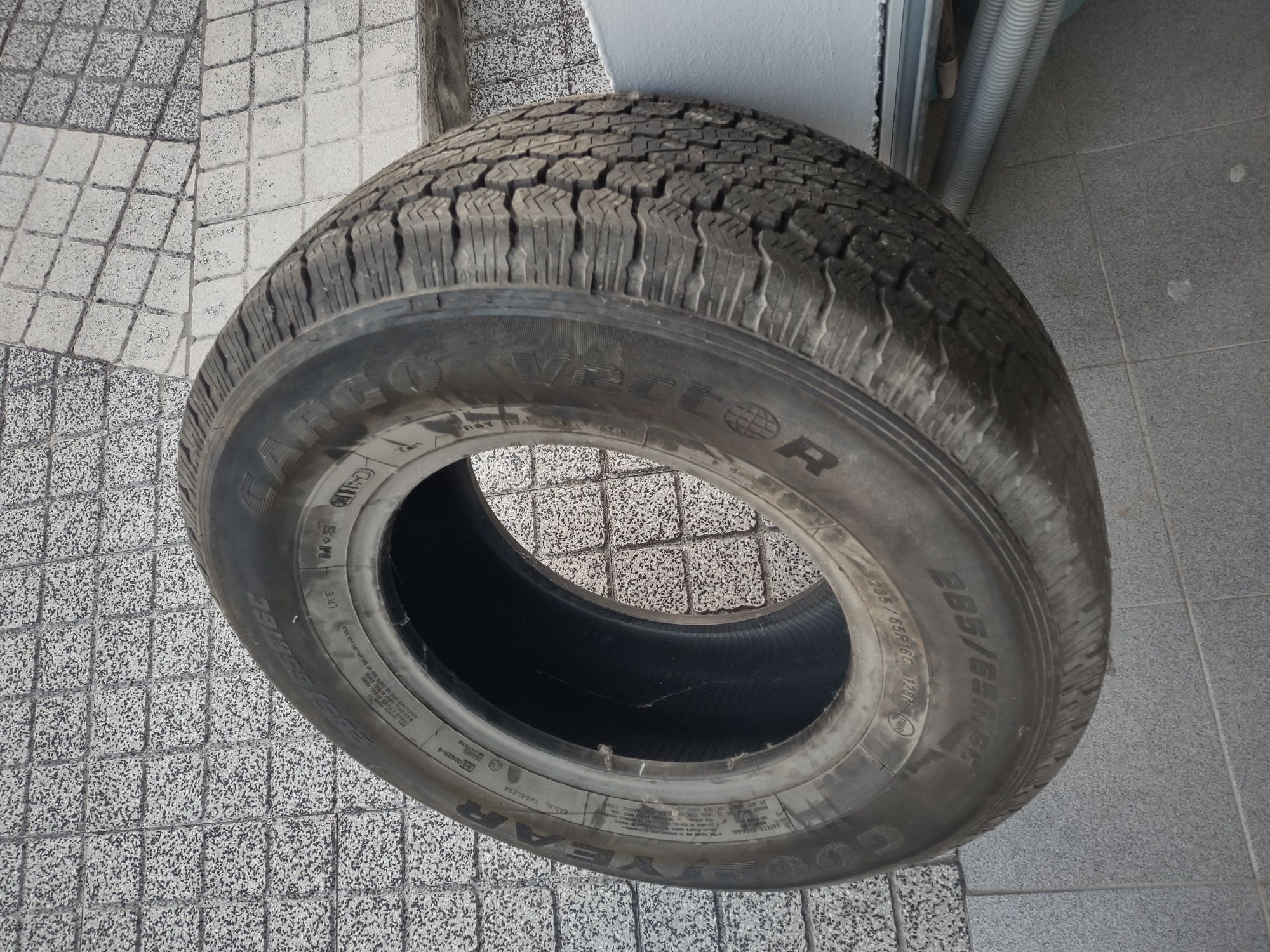 2 pneus Goodyear 285/65 16c Novos