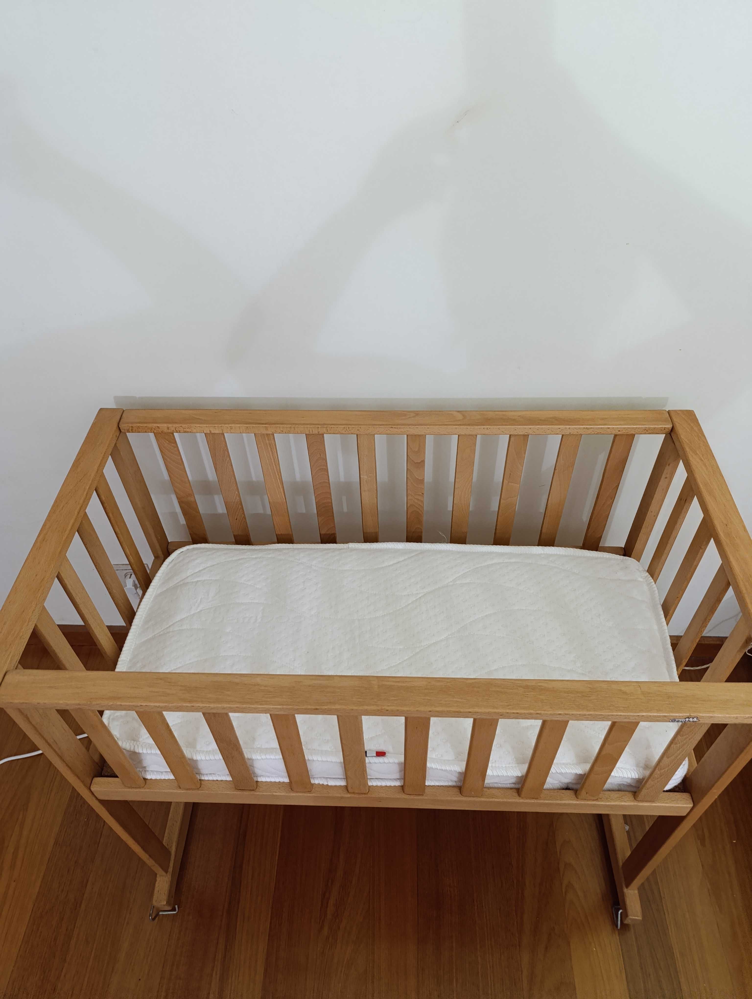 Berço pequeno com colchão