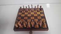 Caixa e peças de xadrez antigas em madeira