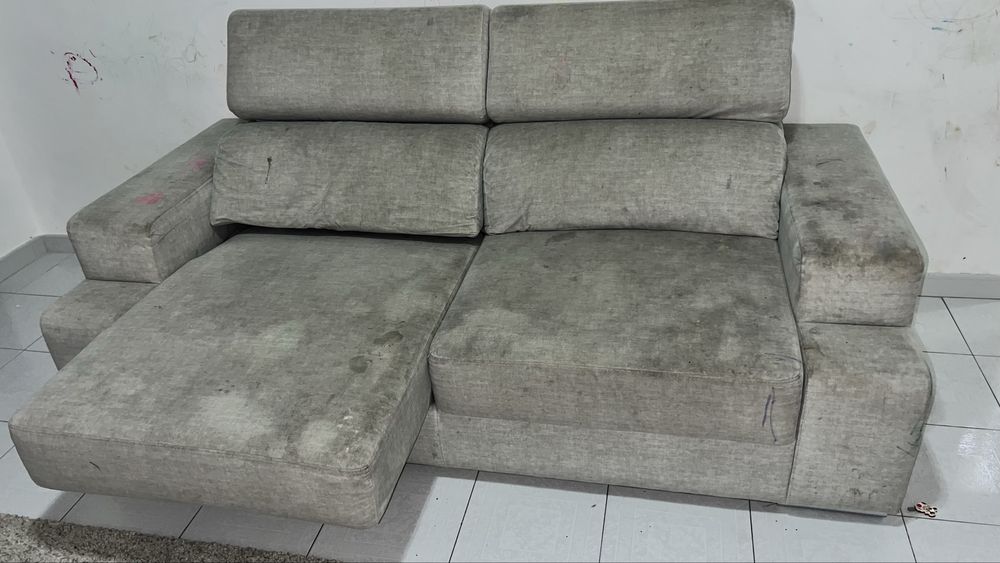 Sofá, nao tem nada quebrado nem rasgado, só precisa mesmo de uma limpe
