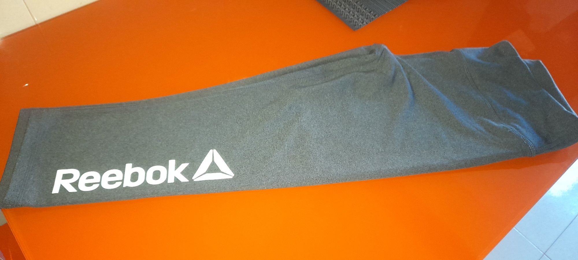 Calça desporto marca Reebok