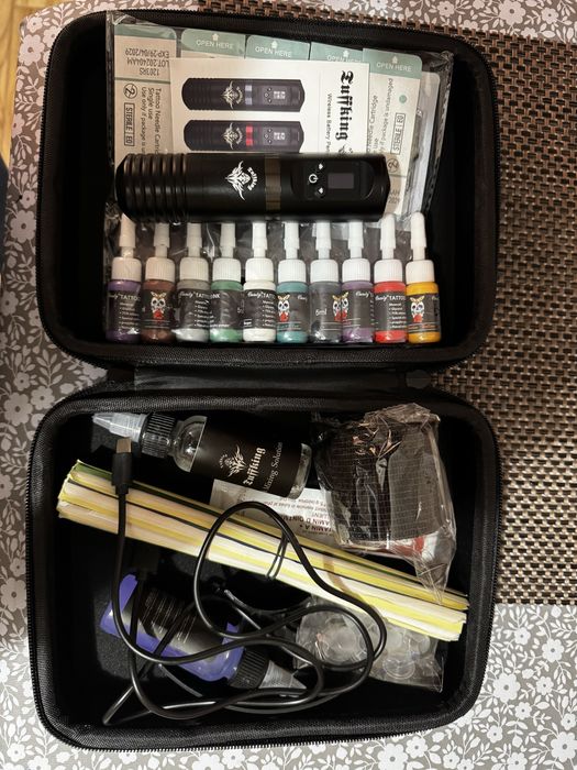 Професійна тату машинка з базовим комплектом.