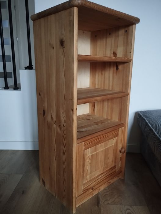 Solidna szafka,regał z wysuwanymi półkami.