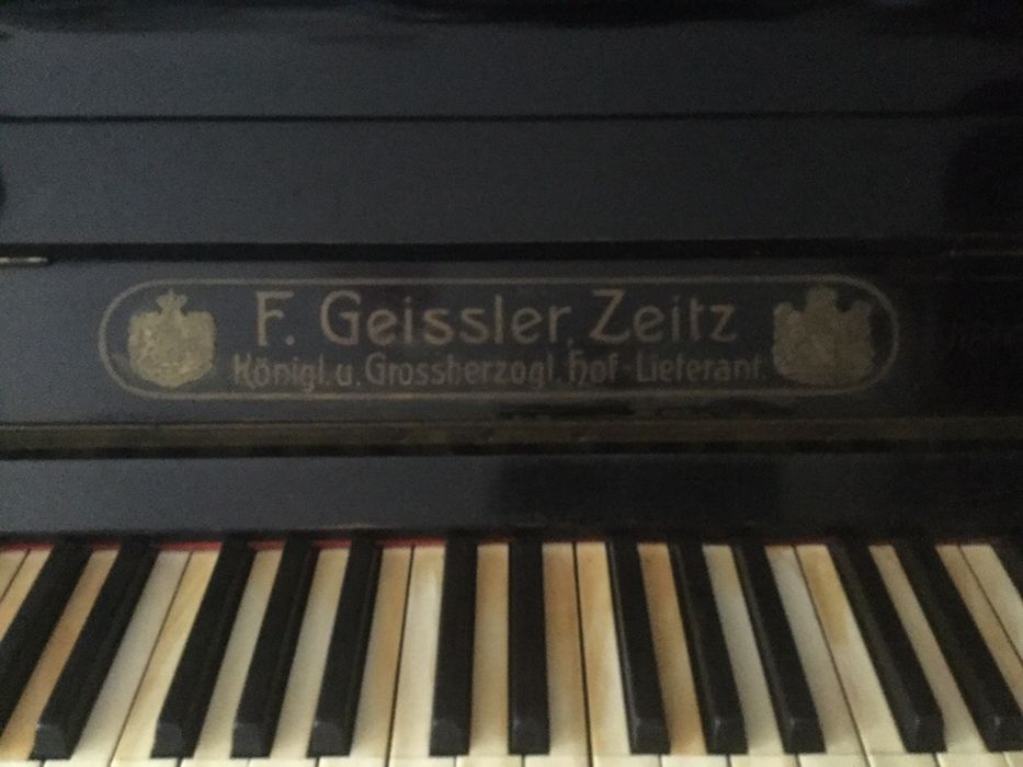 Пианино антикварное.