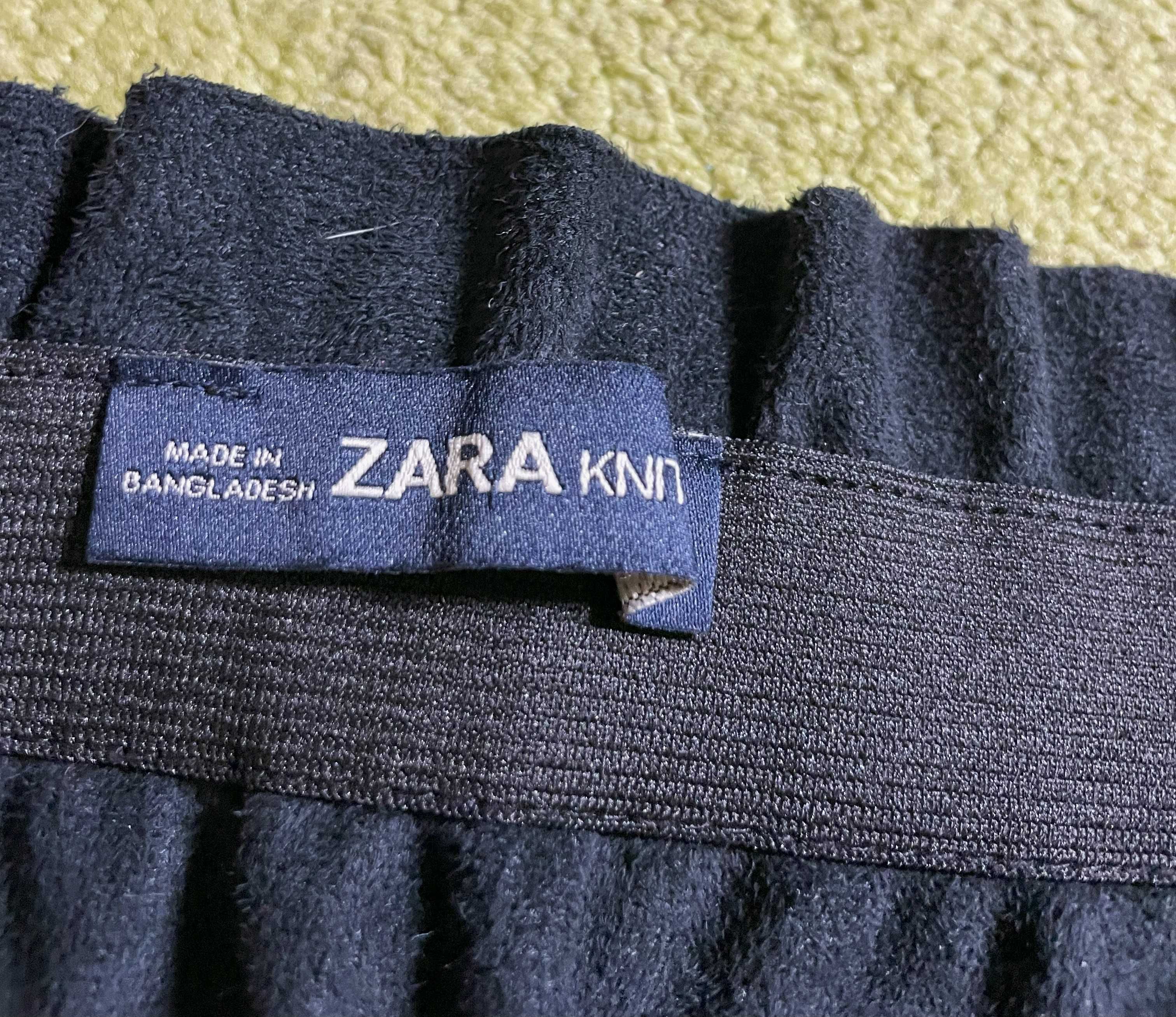 Шкіряна чорна юбка бренду Zara, витончена і легка. Розмір 8, розмір S.
