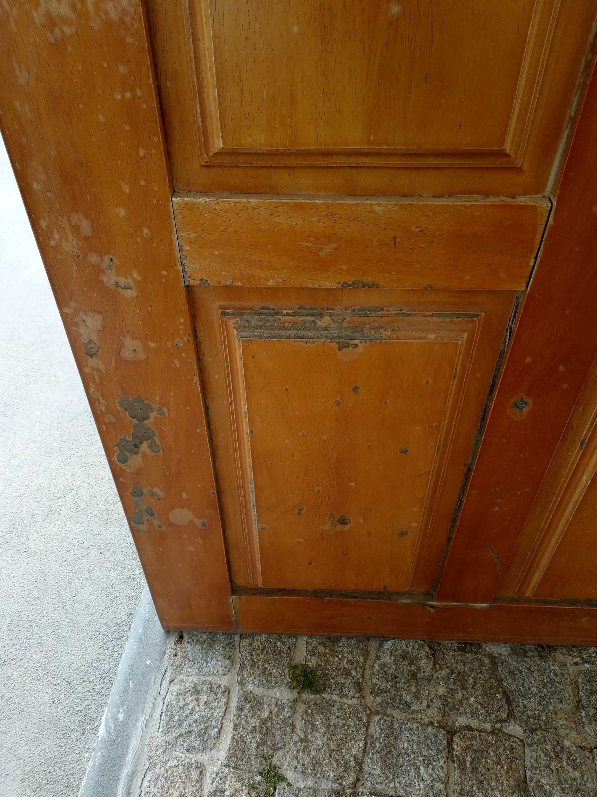 Porta de madeira com fechadura de segurança
