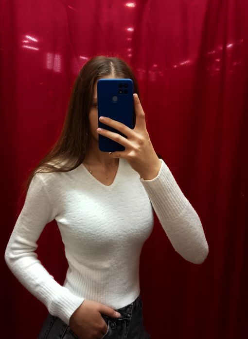 Білий жіночий светр із V - подібним вирізом