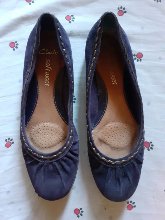 Замшевые туфли балетки Clarks