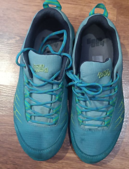 Жіночі спортивні кросівки