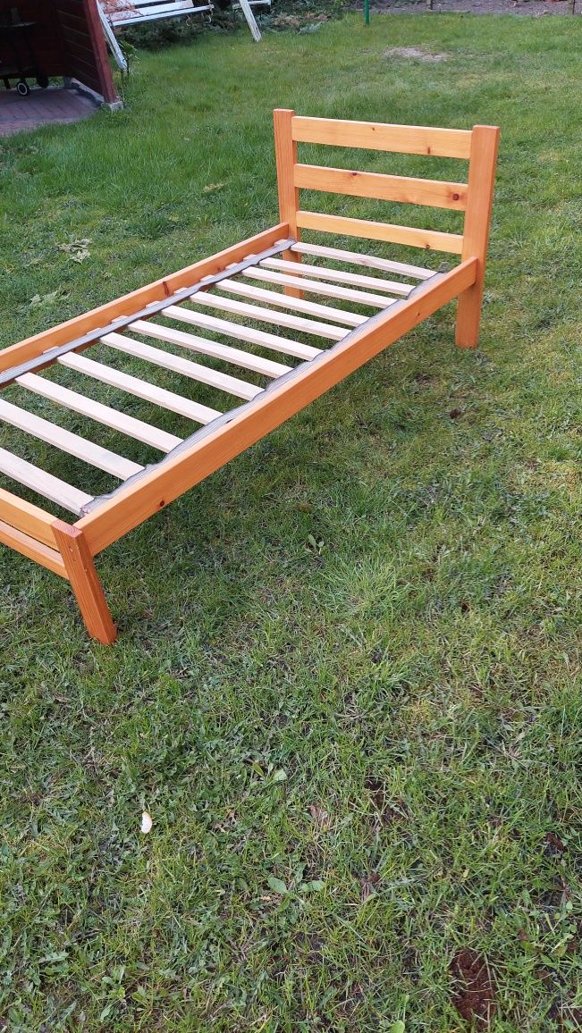 Łóżko z  drewna jednoosobowe