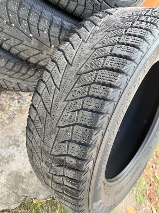 продам зимнюю резину 205/60/R16