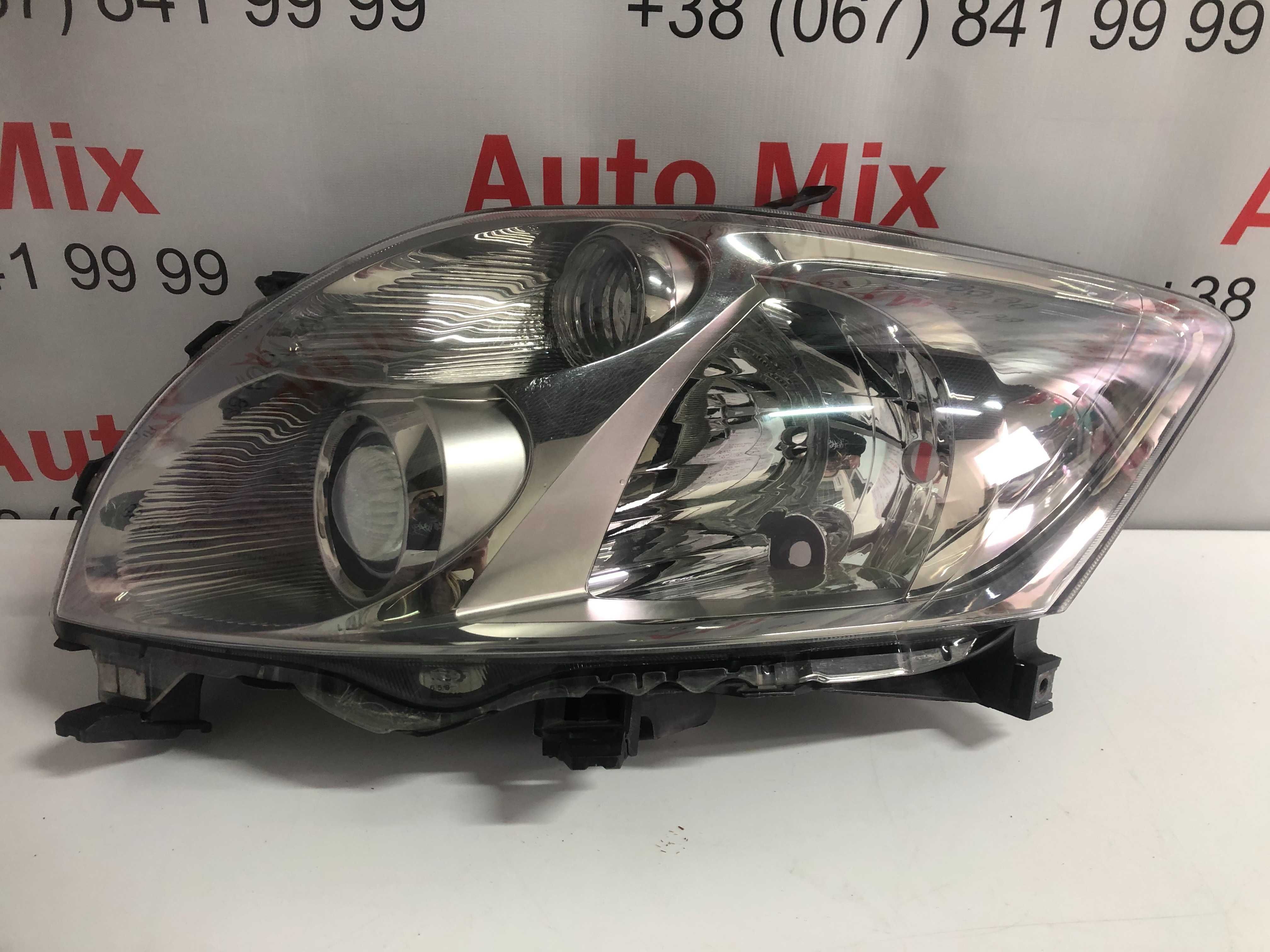 Toyota Auris Xenon 8107002530 фара ліва