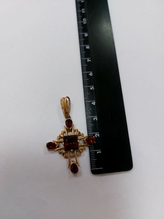 Зототое украшение с гранатом