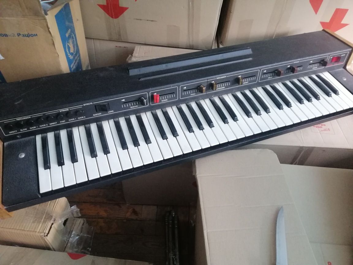 Продам синтезатор Vermona Piano Strings