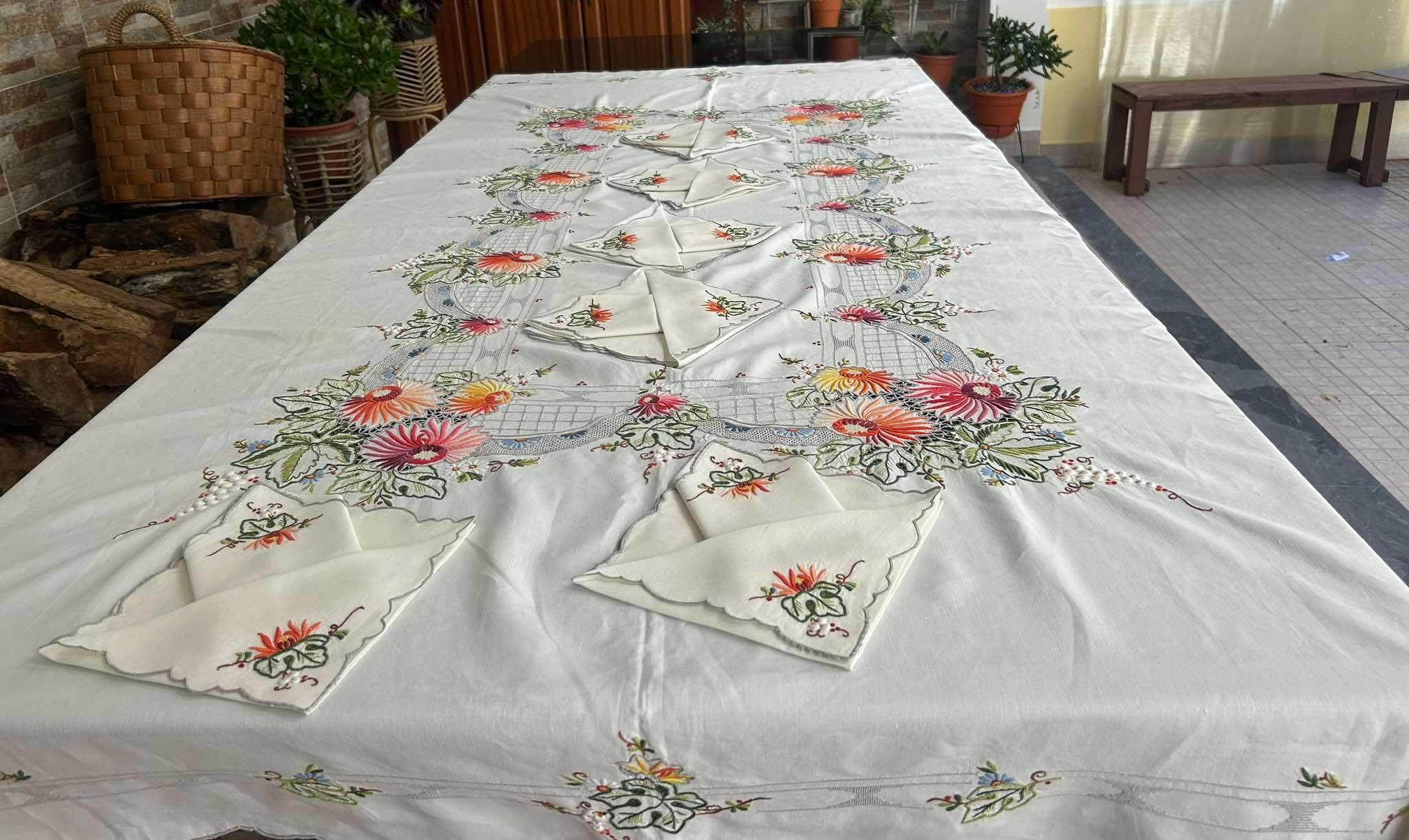 Toalha de mesa em linho antigo, bastante bordada e trabalhada em Crivo