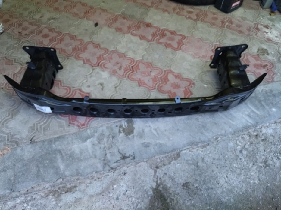 Підсилювач переднього бампера