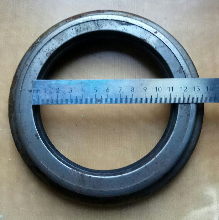 Фаркоп. Масляний радитор Зил.Сальник ступицы зил. Фонари грузовых разн