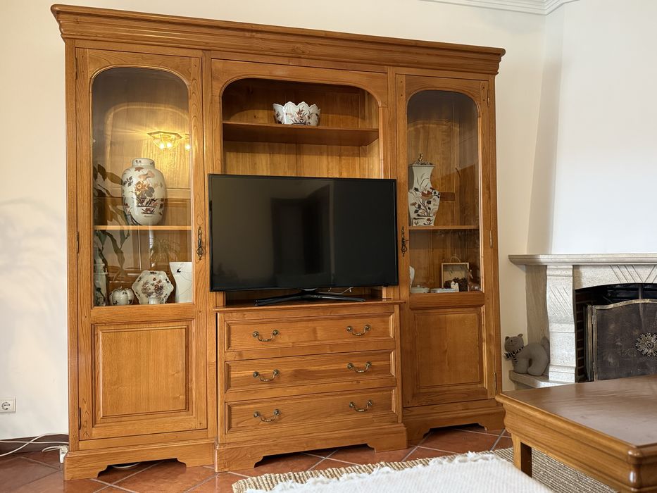 Movel de televisao em madeira maciça