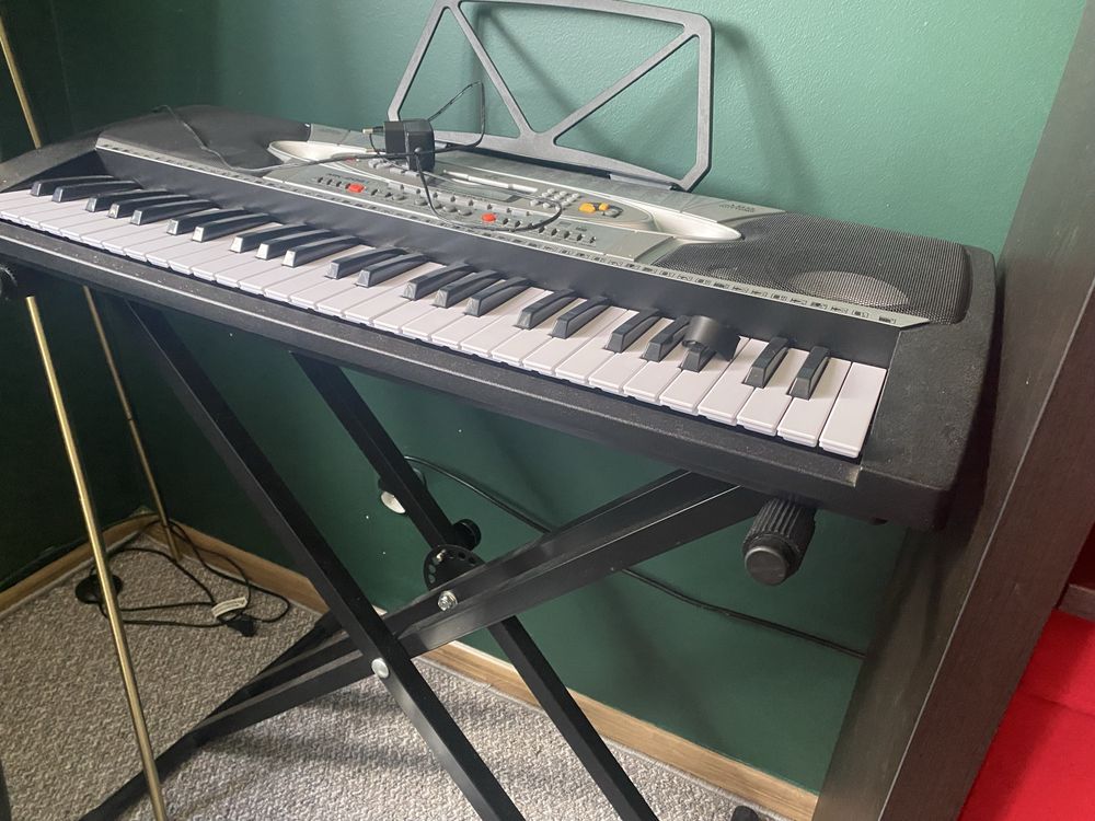 Sprzedam keyboard ze statywem i oryginalnym kartonem
