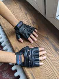 Кожаные перчатки с обрезанными пальцами