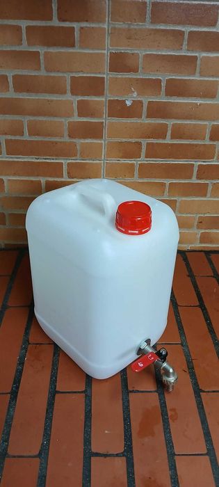 Vendo Jerrycans 10L com torneira — Novo