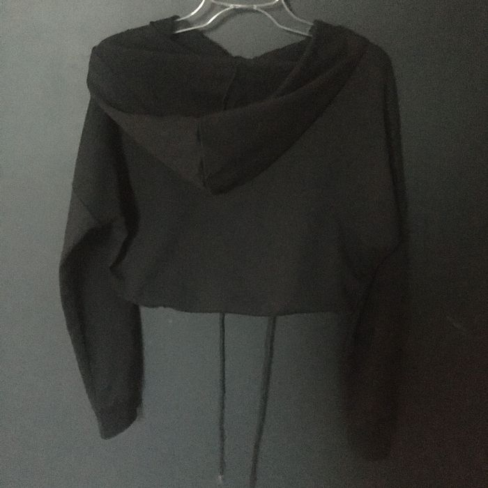 Krótka czarna bluza z kapturem S/36