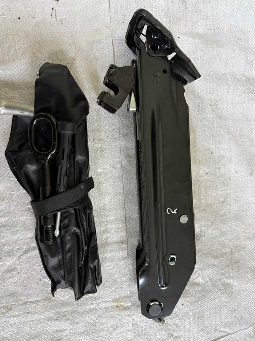 Домкрат  в комплекті Audi Кью кю q5 Q5 2008-2017 8R0011031E