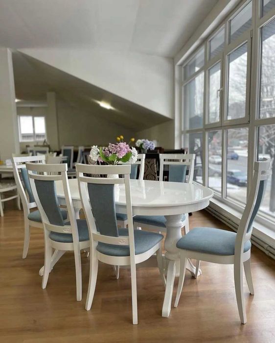 Комплект обеденный стол и стулья. Кухонний стіл та стільці.