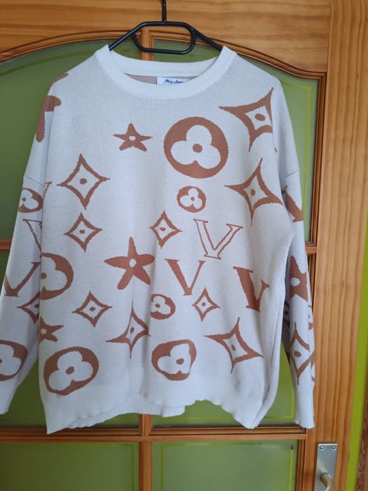 Biały sweter we wzory