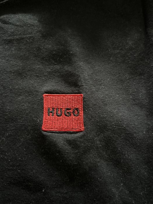 Koszulka czarna z czerwonym logo firmy