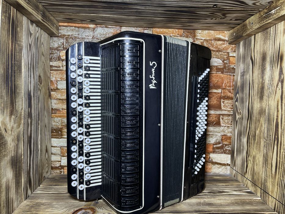 На продаж готово-виборний баян «Рубін-5»