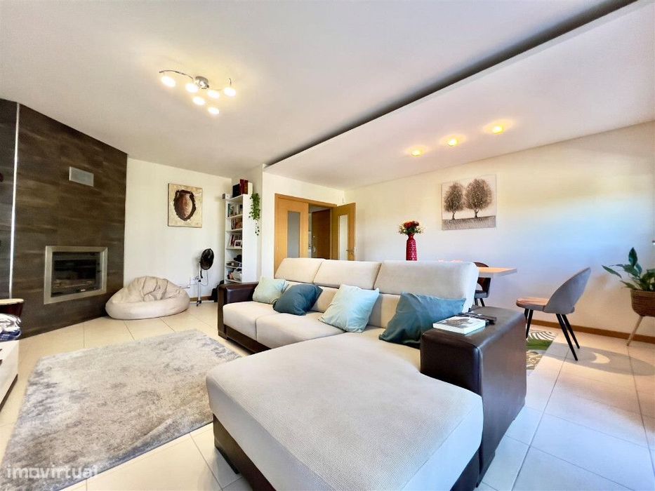 Apartamento T3 com garagem em zona de Condeixa