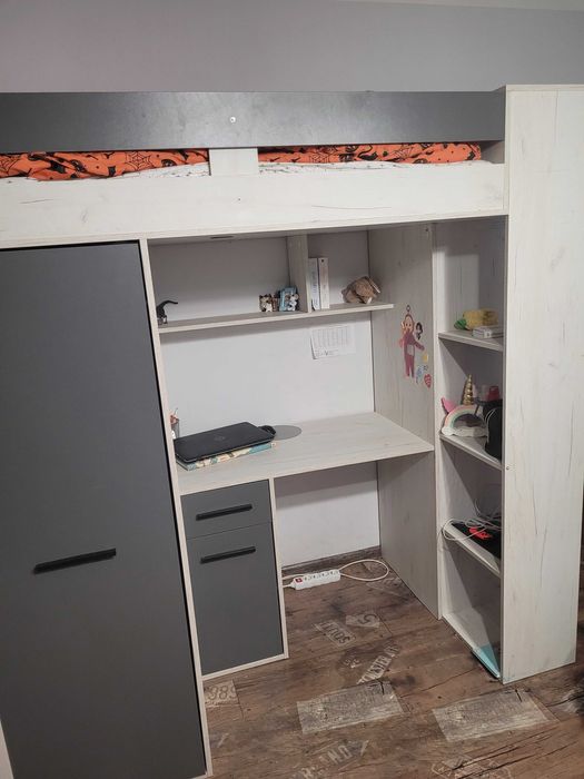 Łóżko na antresoli z biurkiem i szafą