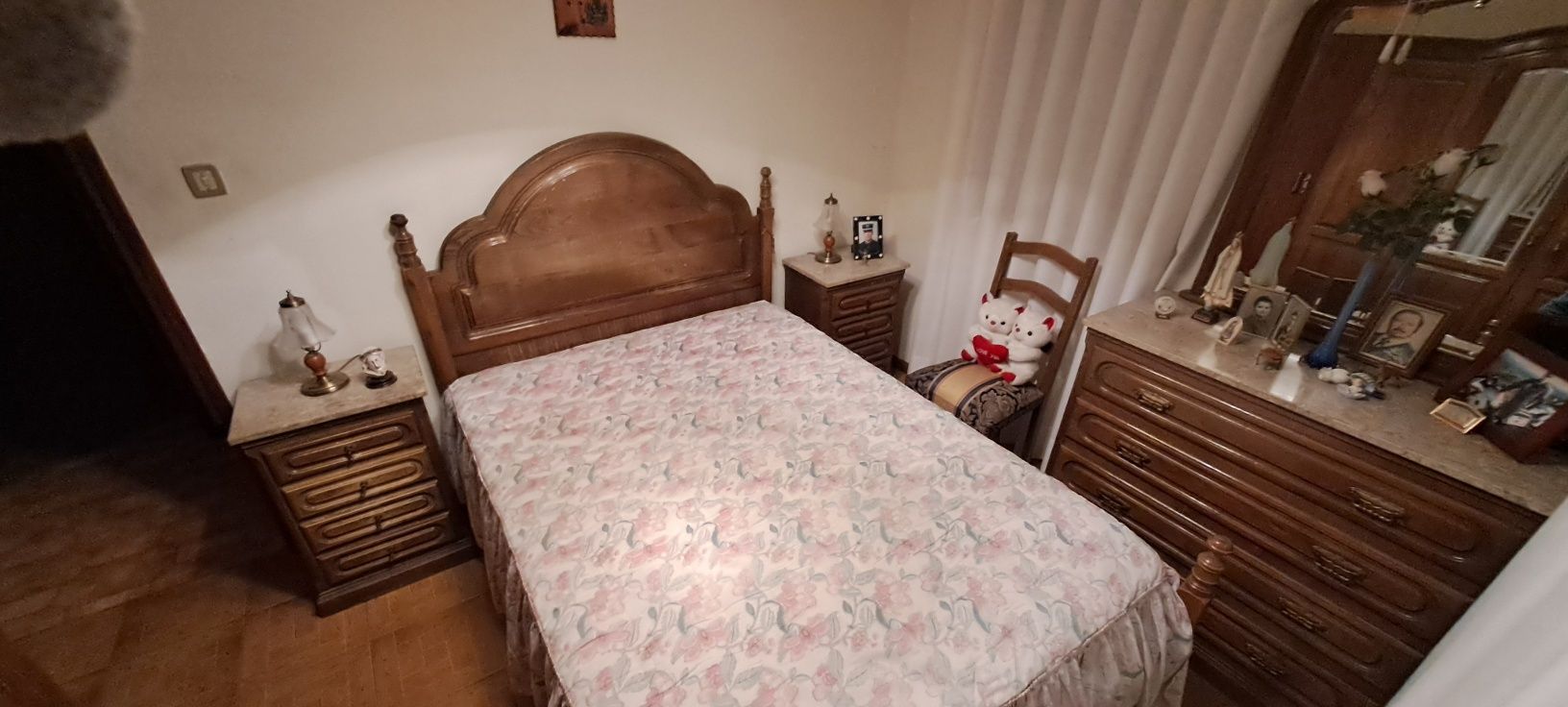 Vendo Excelente quarto completo, madeira maciça