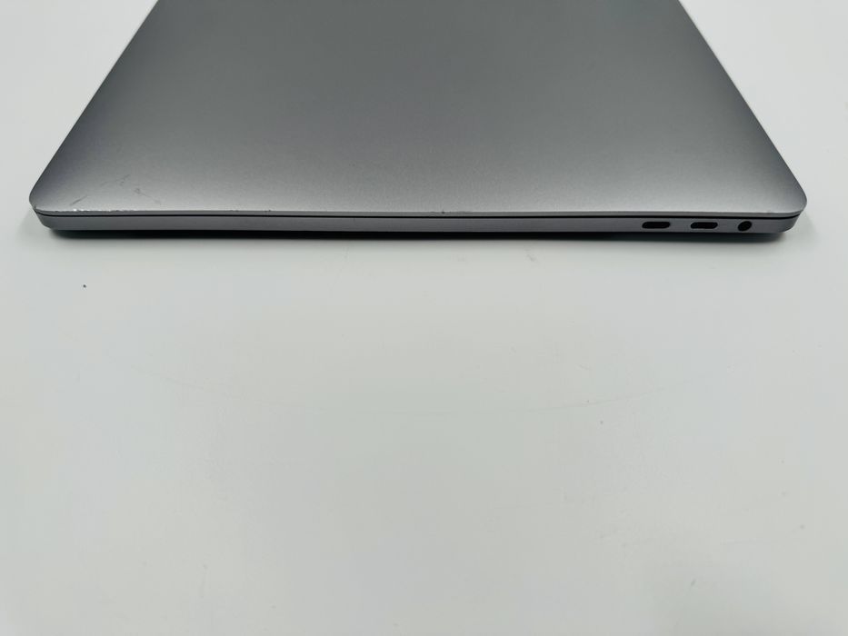 Apple MacBook Pro 15 2018 i7 32GB RAM 2TB SSD AMD 4GB IL5249