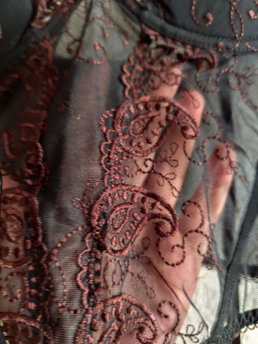 Haftowany top gorsetowy z paskami do pończoch na regulowane ramiączka