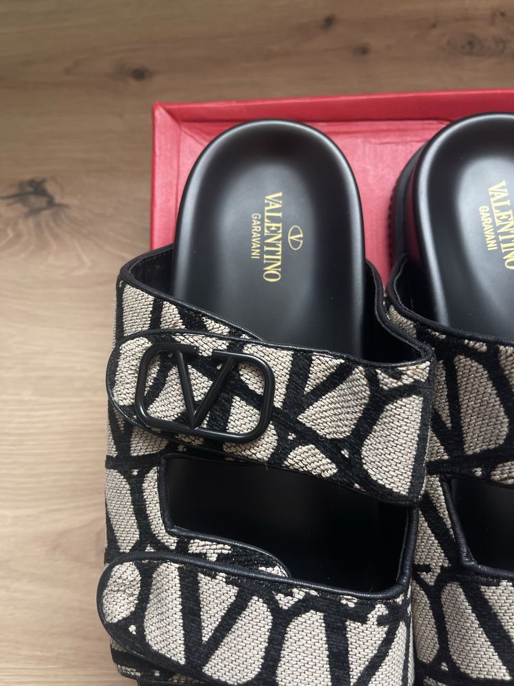 Valentino Garavani “V logo” Sandal