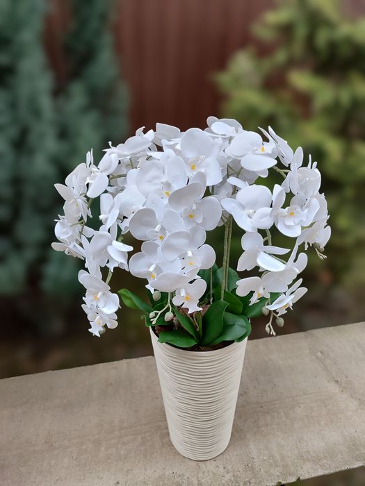 Вази зі штучними орхідеями