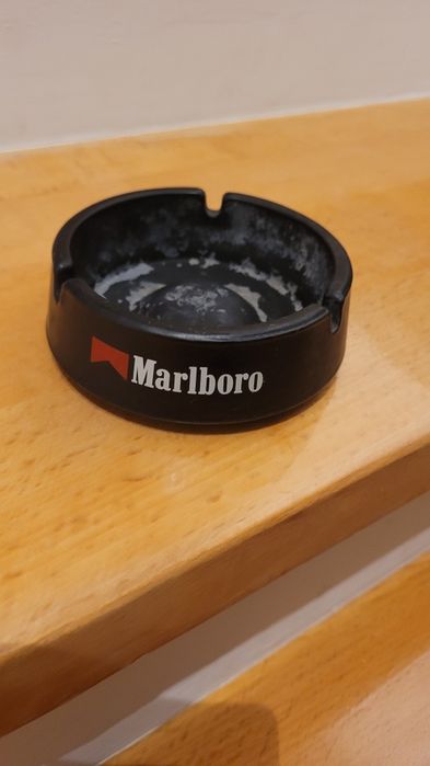Ciężka popielniczka Marlboro